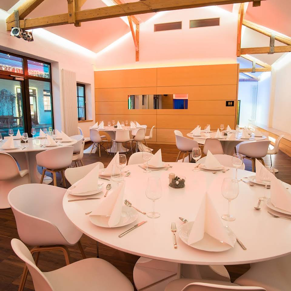 Round tables seating arrangement